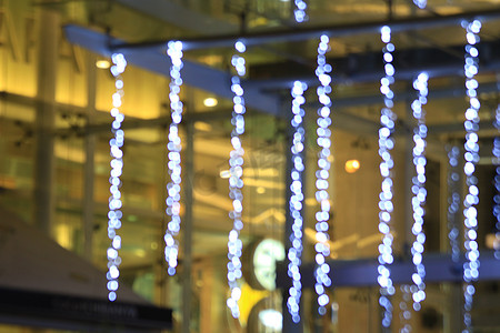 光线模糊的散景背景、夜灯装饰餐厅、圣诞快乐和新年快乐节日装饰百货商店的灯光、生活方式夜间照明散景
