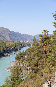 瀑布水流摄影照片_一条水流湍急、宽阔饱满的山区河流。