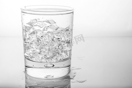 一杯加冰块的纯净水。