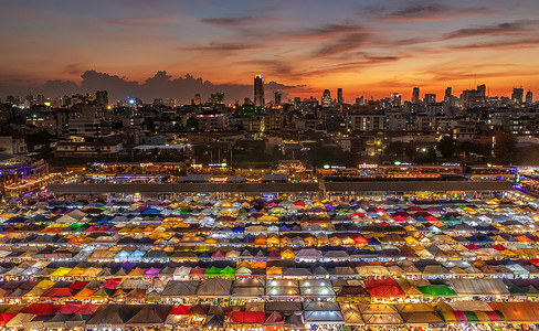 摊位摄影照片_泰国铁路夜市繁忙的亚洲街头美食的顶视图，夜间有色彩缤纷的摊位和灯光