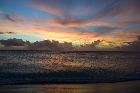 阿鲁巴岛白色海滩上美丽的金色日落和碧绿的海水 — 加勒比日落 — 真实的色彩，没有滤镜