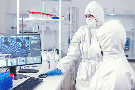 生物技术科学家在实验室进行冠状病毒分析
