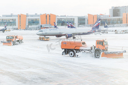 俄罗斯莫斯科-2016 年 12 月 6 日：2016 年 12 月 6 日在莫斯科谢列梅捷沃机场暴风雪期间，除雪机从机场跑道和道路上除雪。