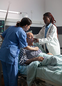 通气管摄影照片_非洲医生使用呼吸通气管帮助老年患者呼吸