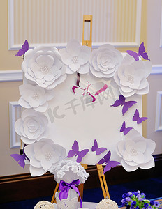 美丽的婚礼板与纸花