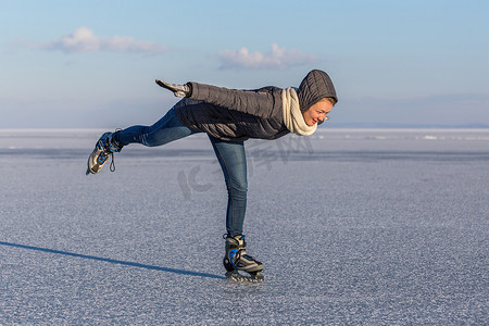 匈牙利巴拉顿湖滑冰的小女孩