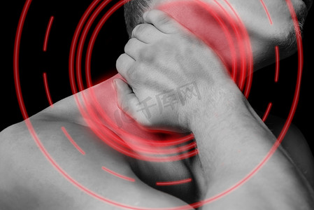 颈部疼痛摄影照片_男性颈部疼痛，红色疼痛区域