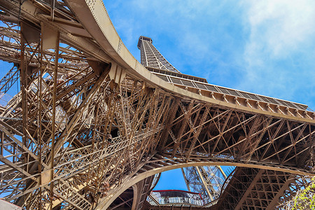 巴黎/法国 — 2019年4月6日：巴黎埃菲尔铁塔与蓝天白云