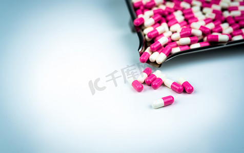 白色 b 上的粉色和白色抗生素胶囊药丸和药物托盘