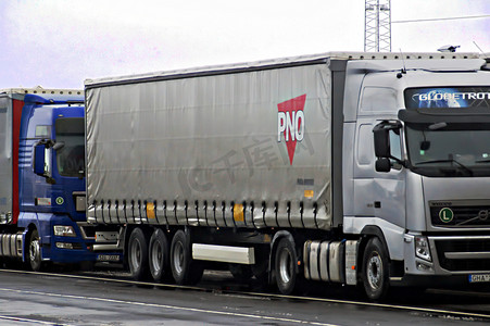 格雷福斯摄影照片_丹麦弗雷德里克港的卡车在轮渡排队