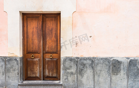 木质墙背景摄影照片_带质朴棕色木质前门的房屋墙壁背景
