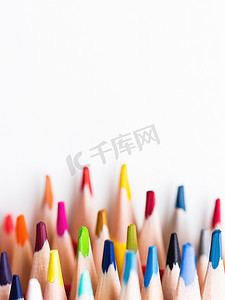 直行加右转摄影照片_白色背景上的垂直行彩色水彩铅笔。