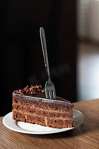盘子和叉子上的巧克力蛋糕