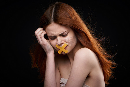 裸露肩膀的女人嘴巴被胶带封住，禁止节食