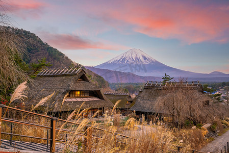 富士摄影照片_日本日落时的旧日式房屋和富士山