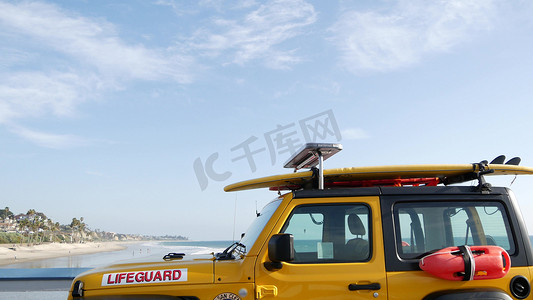 黄色救生员汽车，美国加利福尼亚州海洋海滩。
