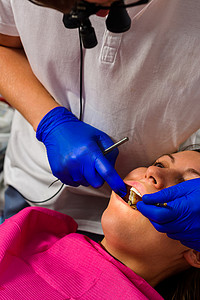 牙医在治疗牙齿问题区域之前会检查口腔。