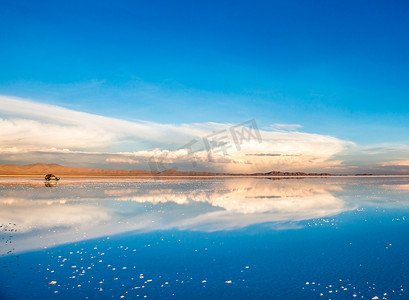 宽敞的 Salar de Uyuni 的惊人风景，上面有汽车