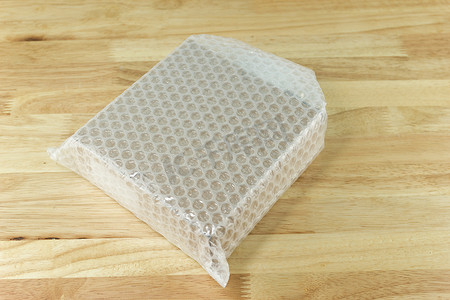 气泡膜摄影照片_用气泡膜覆盖盒子以保护产品