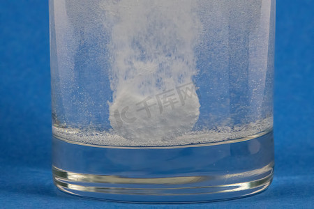 溶解在一杯水中的泡腾片