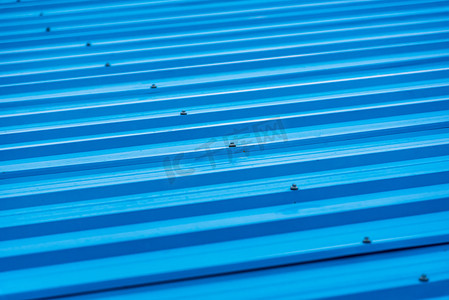 屋顶彩绘摄影照片_作为抽象背景的蓝漆金属屋顶