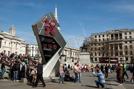 特拉法加摄影照片_伦敦奥运会时钟、特拉法加广场的游人