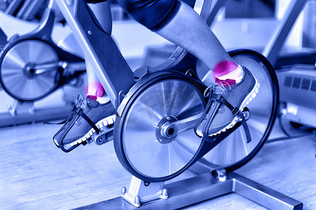 运动损伤 — 健身房旋转自行车的脚踝疼痛