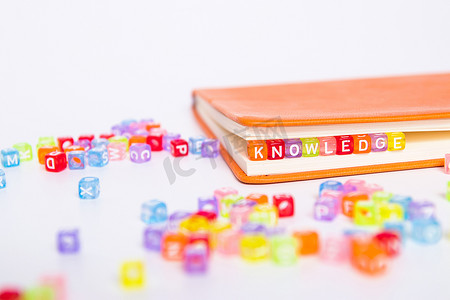 彩色珠块上的知识词作为书中的书签。