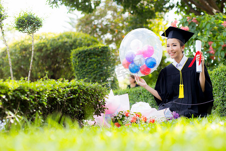 气球大学毕业摄影照片_快乐毕业的学生女孩-祝贺教育成功