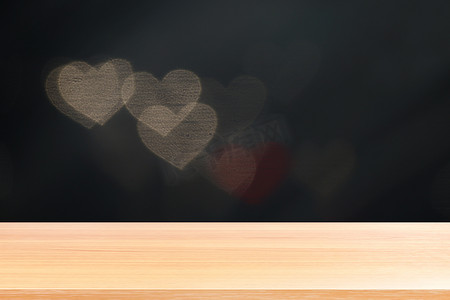 情人节背景上照明软心形散景的木板，心形散景夜光多色背景上的空木桌地板，散景心形上空的木桌板