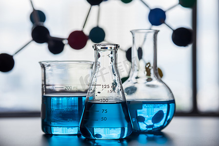 dna分子结构摄影照片_科学实验室烧杯、锥形瓶和分子结构