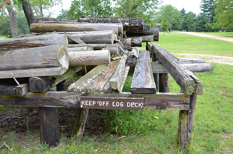 远离木结构和原木的木甲板标志