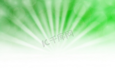柔和的绿色散景灯光束照射在渐变绿色背景和白色复制空间上，散景彩色浅绿色柔和的阴影，散景灯照射在渐变柔和的绿色和白色上