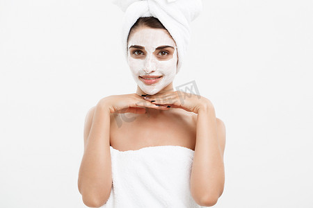 美容护肤概念-美丽的白种女人面部肖像在她的面部皮肤白色背景上应用奶油面膜。