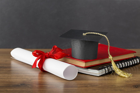 毕业摄影照片_带毕业帽的教育日安排。