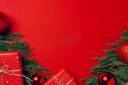 红色节日圣诞节背景与针叶树枝