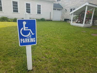 草地上的蓝色轮椅停车标志，带有白宫和响铃