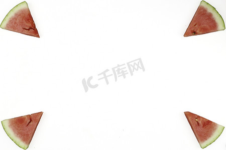 西瓜壁纸摄影照片_三角形孤立的西瓜片形成几何游戏，用于白色背景上的复制空间