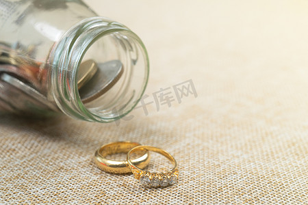 结婚戒指，罐子里有硬币，为结婚存钱。