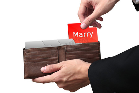 商人手在棕色钱包上拉钱结婚的概念。