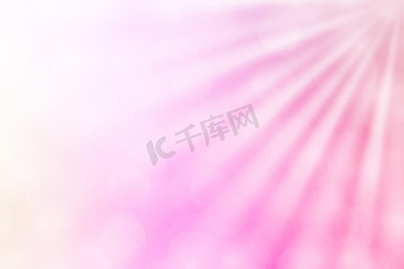 浅粉摄影照片_彩色粉红色散景灯光束照射在渐变粉红色背景上用于复制空间，散景彩色浅粉红色柔和的阴影，散景灯照射在渐变柔和的粉红色上