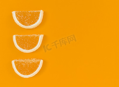 橘子果酱橙片糖在橙色背景与复制空间。
