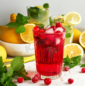 草莓和蔓越莓的清爽夏日饮品