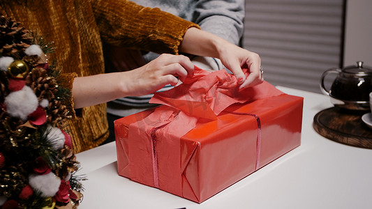 用包装纸手工装饰礼物盒的特写