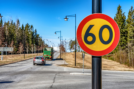 黑杆上安装的新鲜 60 公里限速交通标志的美丽特写照片。