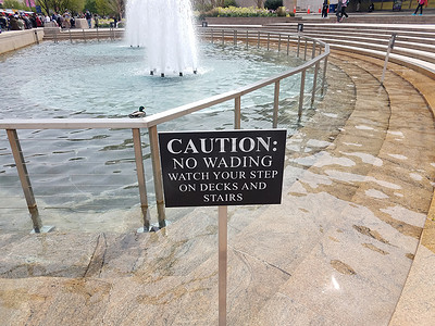 小心不要涉水注意你的脚步标志与喷泉