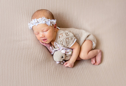 睡觉娃娃摄影照片_睡觉的初生女婴