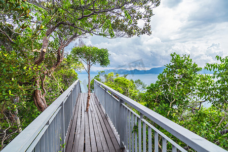 通往 Koh Hong 岛新地标顶部观景台的走道，可欣赏 360 度美丽的风景，泰国。
