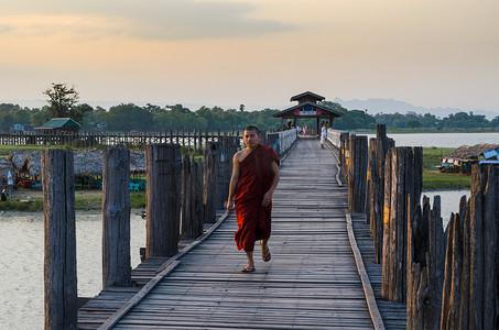缅甸曼德勒 — 2014 年 6 月 3 日：一名和尚走在 U-