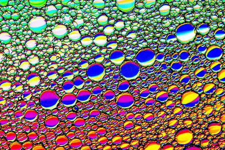 水面上彩色油滴的顶视图。